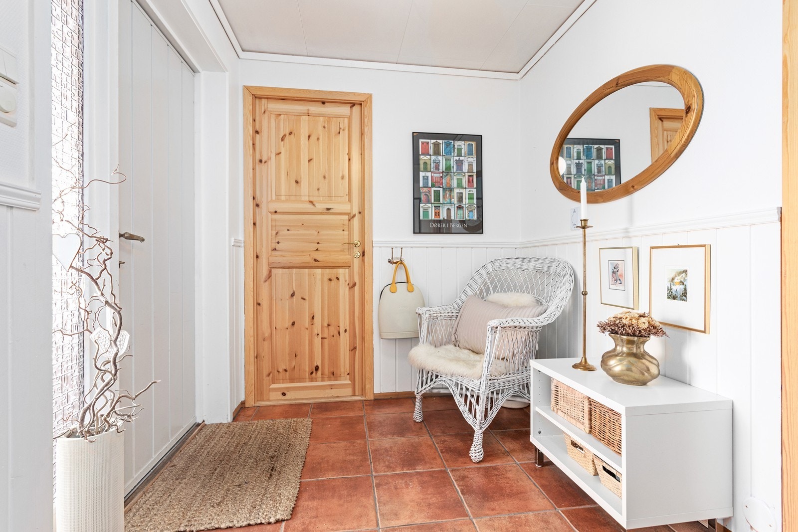 Underetasjen inneheld entré, hall m/trapp, gang, tre soverom, bad, kjølerom og tre boder. Galleribilde