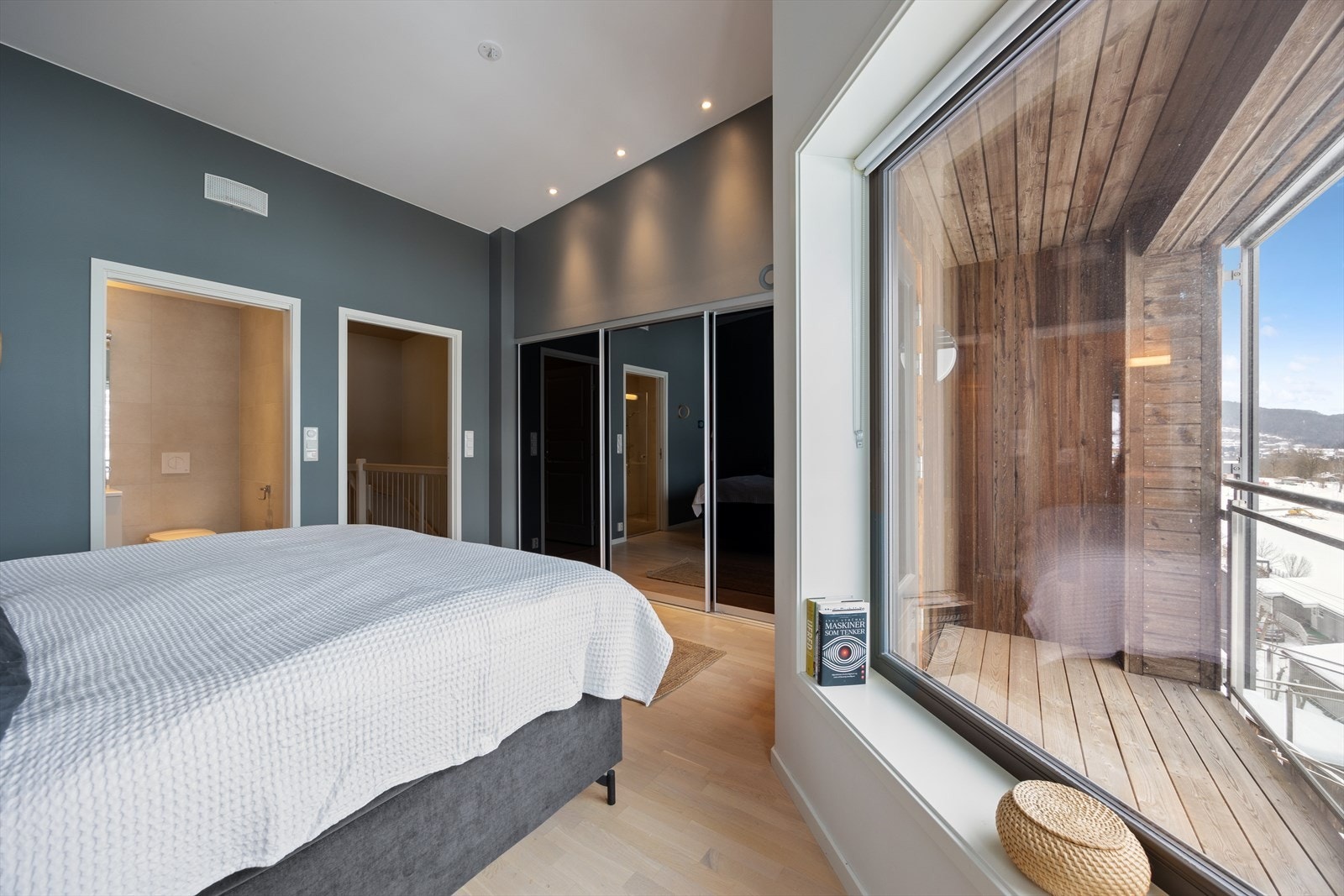 Stort og godt soverom med ekstra god takhøyde som bidrar til en fantastisk god romfølelse. Galleribilde