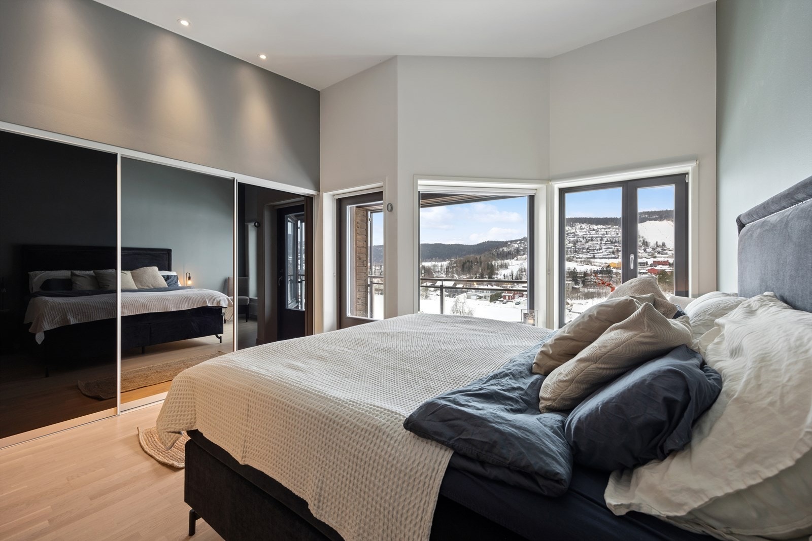 Soverommet er i tillegg utstyrt med stor skyvedørsgarderobe som gir meget god lagringsplass. Galleribilde