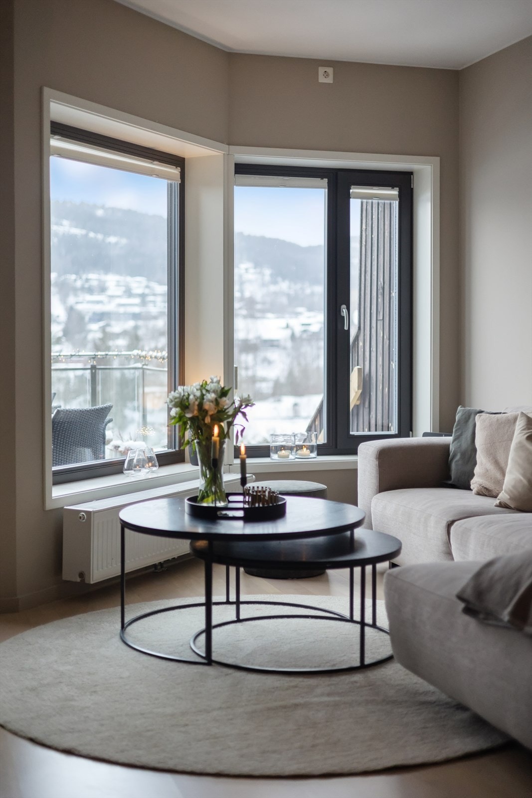 Her får man store vindusflater med sorte karmer som rammer inn utsikten, malte flater i tidsriktige og behagelige farger og hvitpigmentert gulv. Moderne og tidløst! Galleribilde