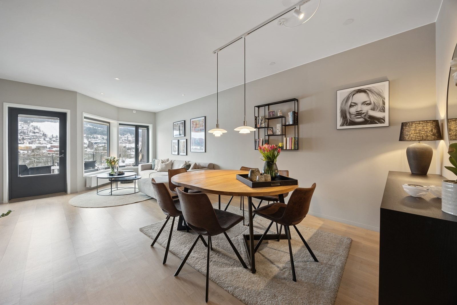 Stuen ligger i delvis åpen løsning med kjøkkenet. Et lyst og innbydende rom med store vindusflater som gir rikelig med naturlig lys, samtidig som de lar deg nyte den flotte utsikten. Galleribilde