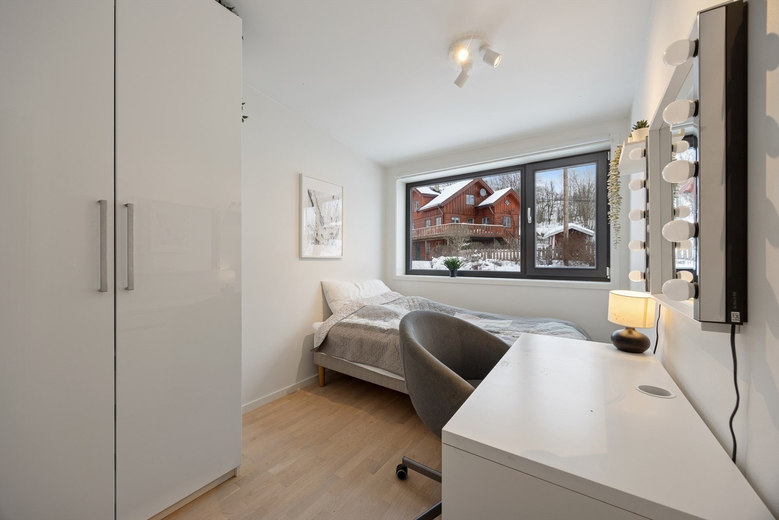 Romslig soverom 3, lyst og luftig med flott vindusflater. Galleribilde