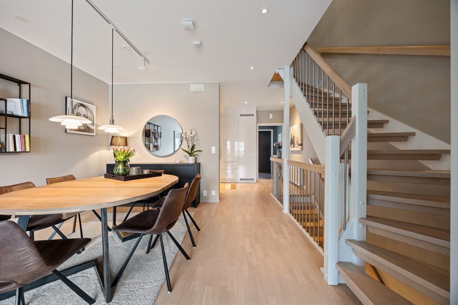 Det er pipeløp for montering av ildsted i begge stuer og hovedsoverom. Ellers har boligen elektrisk oppvarming kombinert med vannbåren varme gjennom panelovner og radiatorer som er koblet til et varmepumpesystem. Galleribilde