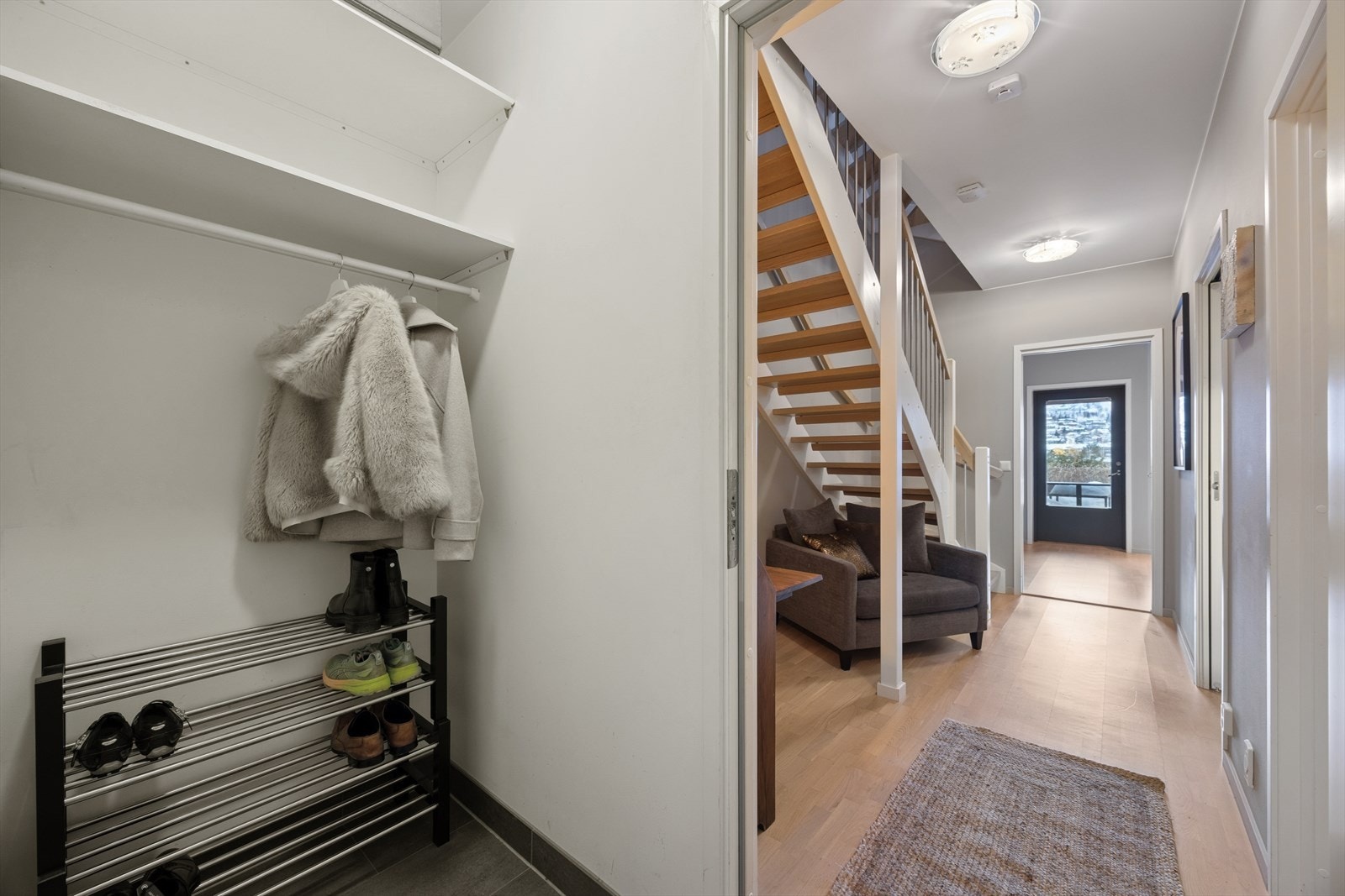 Boligen har en ekstra entré med direkte tilkomst fra parkeringsanlegget slik at man kan gå tørrskodd inn i boligen - praktisk og komfortabelt! Også her kommer man inn i en flislagt entré med god plass til å henge fra seg yttertøy. Galleribilde