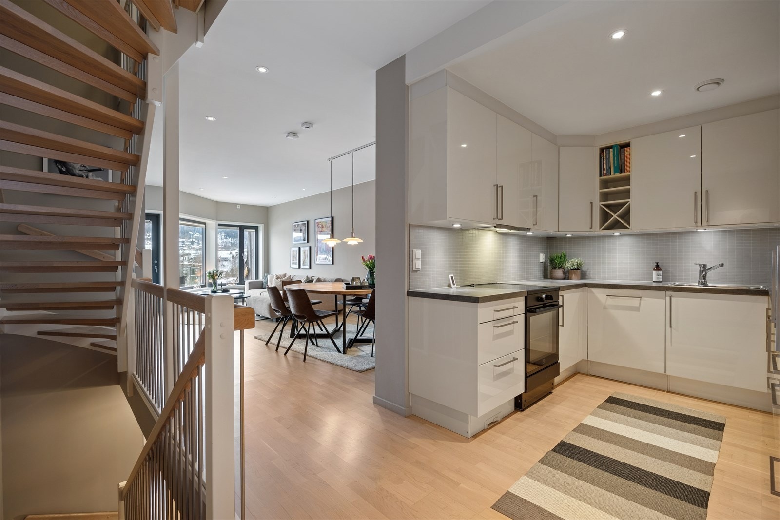 Kjøkkenet ligger i åpen løsning mot stuen, men likevel tilbaketrukket. Her er det god boltreplass. Galleribilde