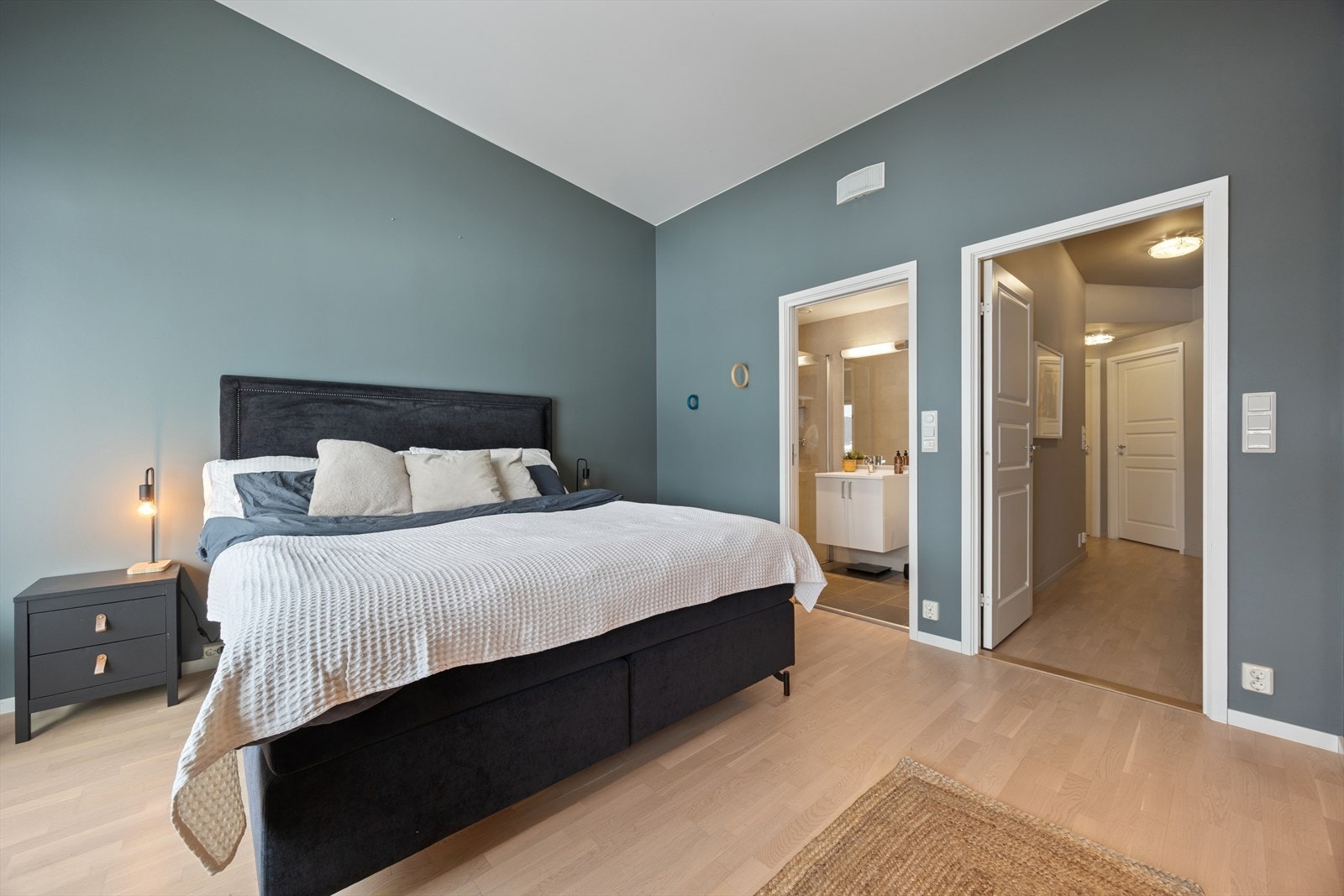 Fra soverommet har man direkte tilkomst til et privat delikat flislagt bad. Galleribilde