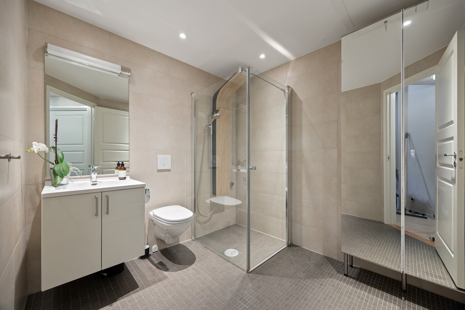 Romslig og delikat bad 2 i samme etasjen. Baderommet har tilkomst fra gangen og er innredet i tilsvarende stil som det andre baderommet. Galleribilde