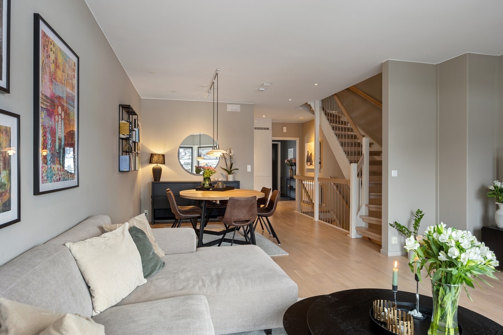 Her har man god plass til å invitere venner og familie og rom for å møblere med både romslig sofagruppe og stort spisebord. Galleribilde