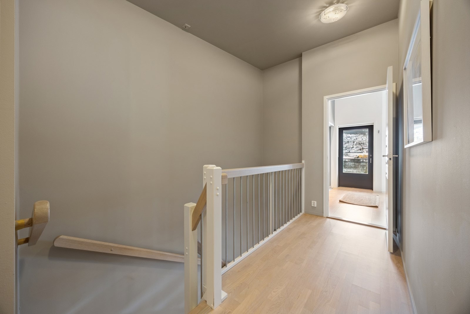 Følger man trappen opp til boligens andre etasje finner man tre soverom og to meget praktiske baderom. Galleribilde