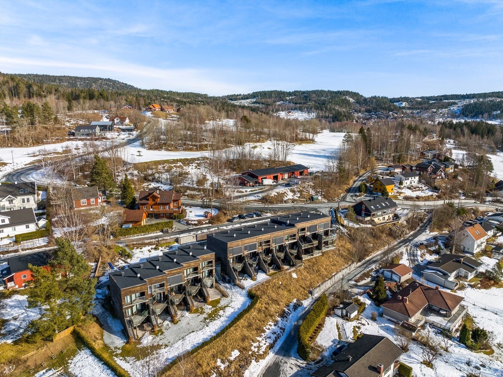 Et meget flott miljø i sameie. I tillegg til sine egne fine skjermede uteområder har sameiet opparbeidet fine felles gressområder for felleskapet. Galleribilde
