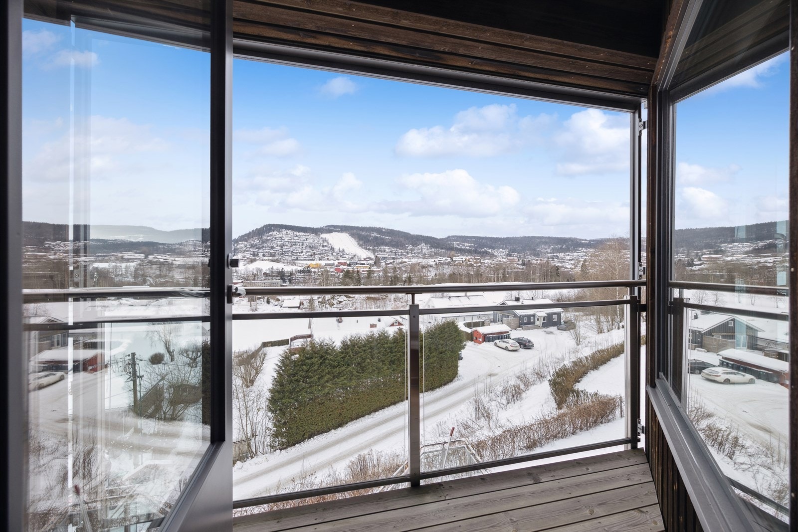 Koselig og privat, overbygget balkong med utgang fra soverommet. Høyt, fritt og solrikt! Galleribilde