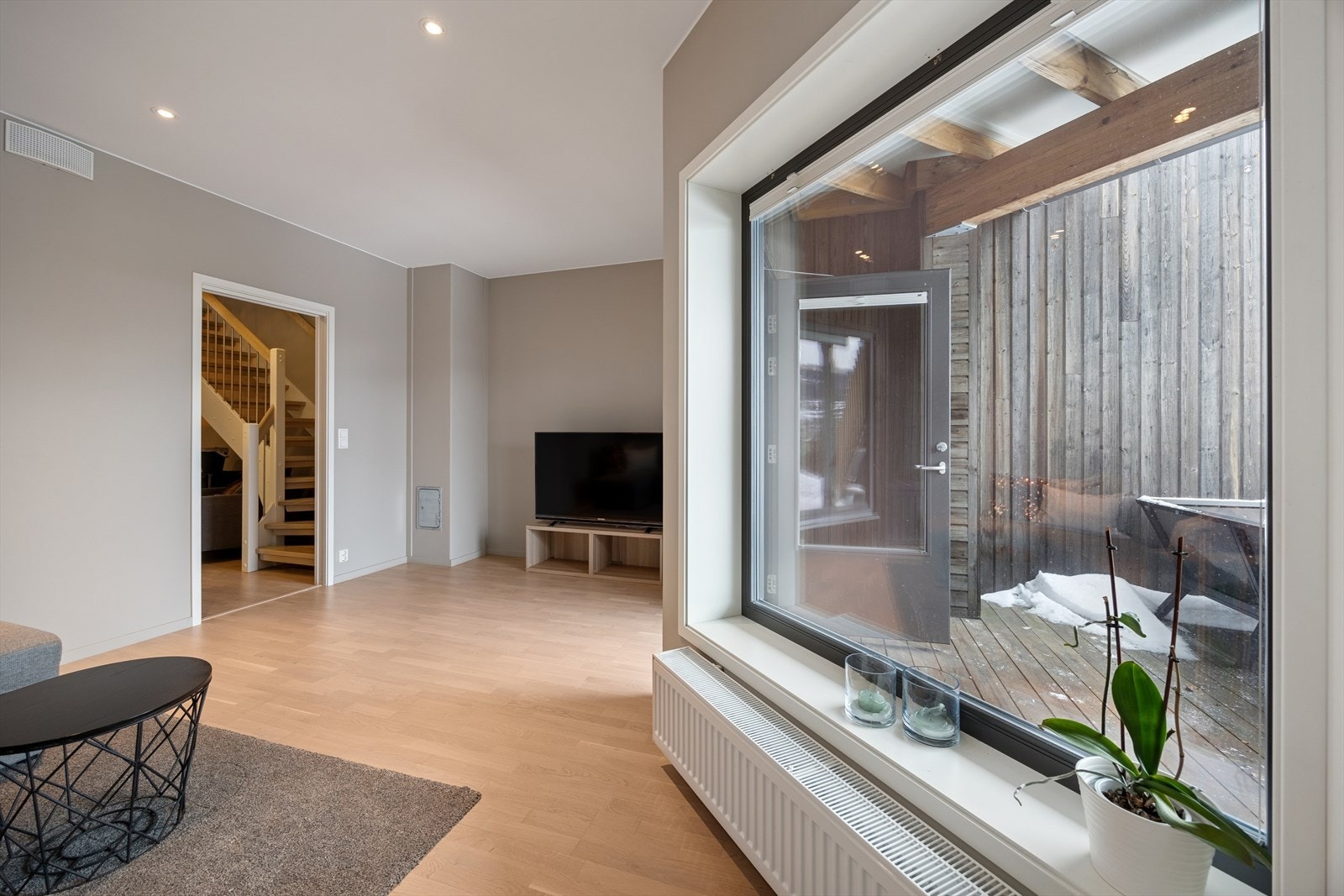 Store fine vindusflater som bringer inn nydelig lys og energi til boligen. Galleribilde