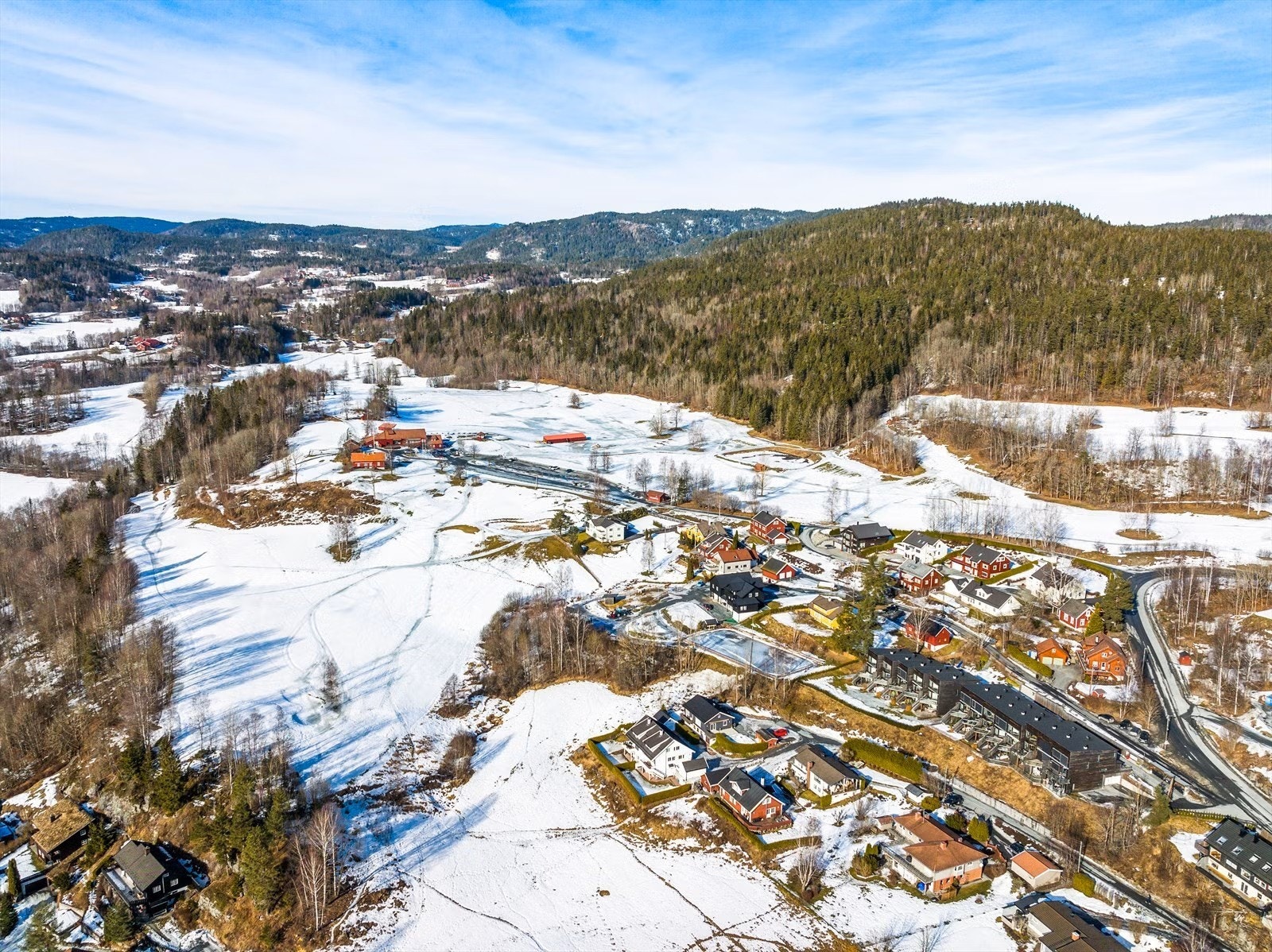 Skoler, barnehager, buss, rikt utvalg av fritidsaktiviteter, marka og butikker rett ved. Galleribilde