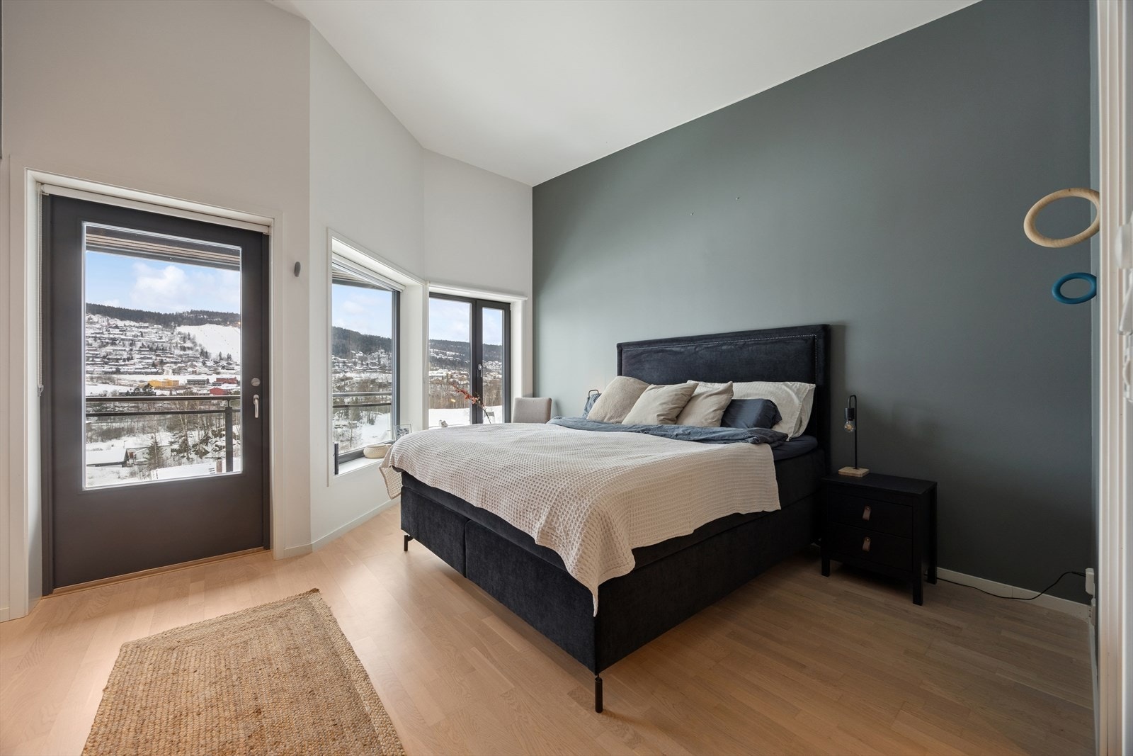 Stort master hovedsoverom med privat baderom, samt utgang til en privat herlig solrik balkong. Spektakulær utsikt! Ren nytelse å våkne opp her. Galleribilde