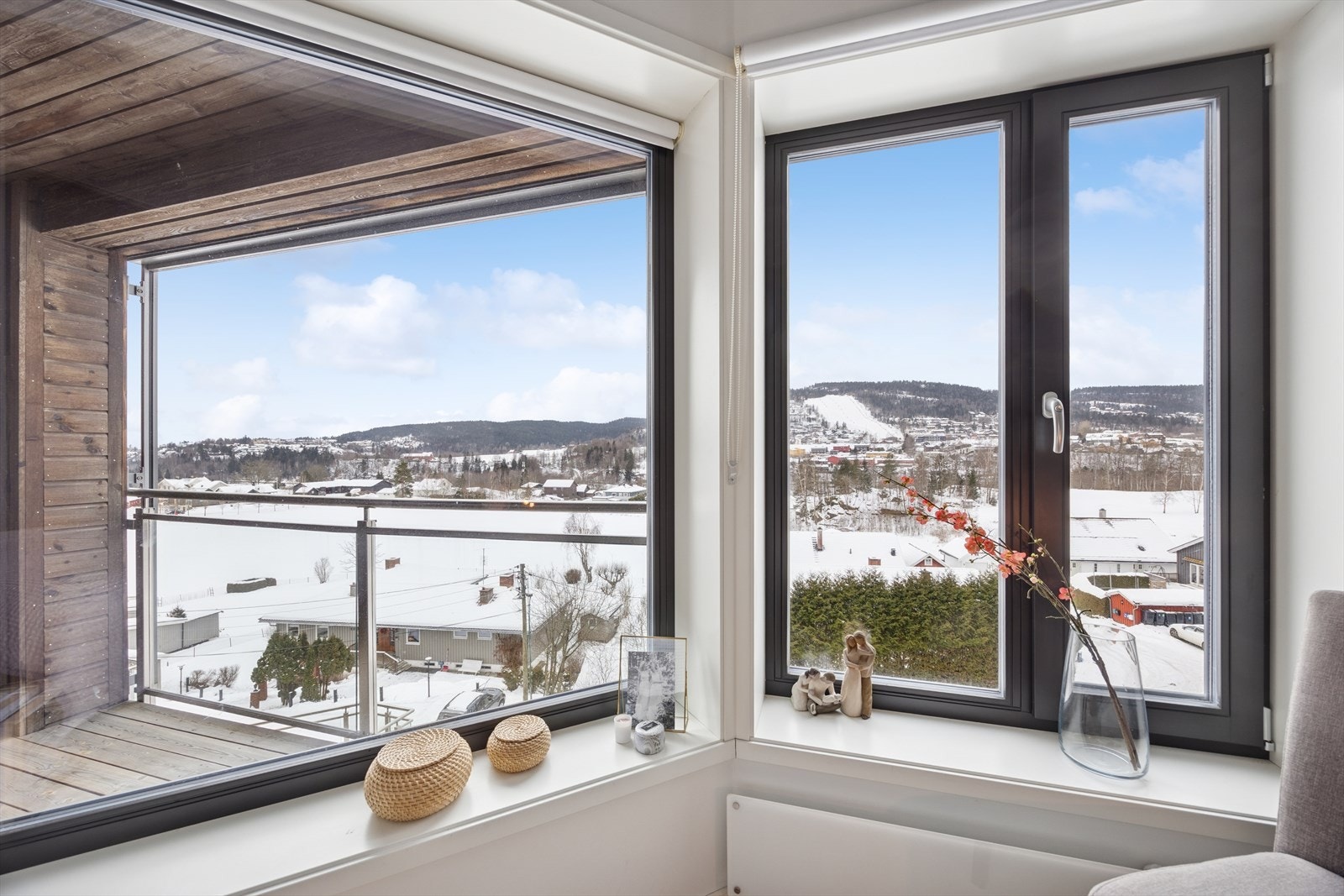 Generøse flotte vindusflater med fantastisk flott utsikt. Høyt, fritt og usjenert beliggende. Galleribilde