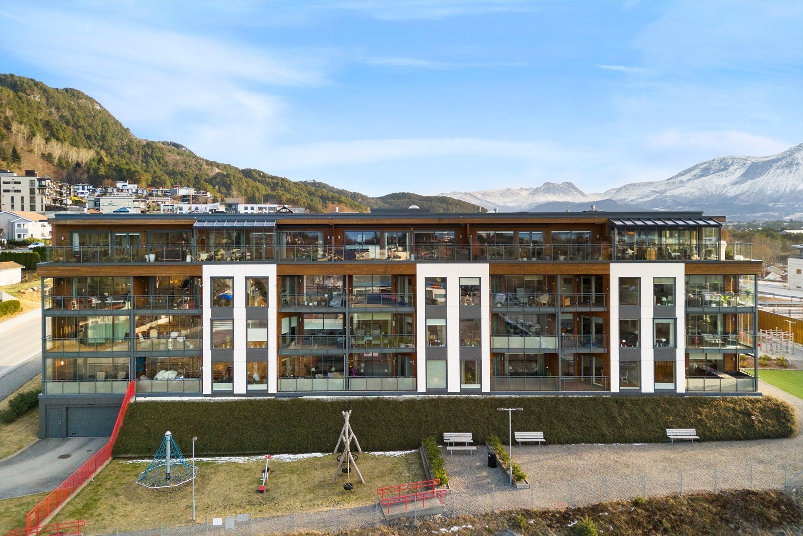 Leiligheten ligger i første etasje på enden over garasje
porten. Galleribilde