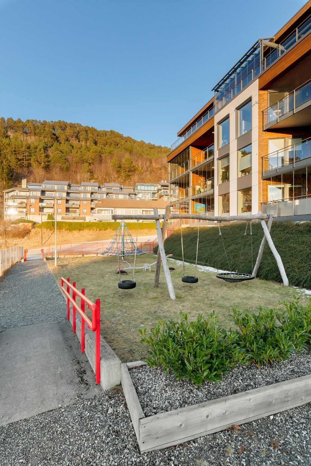 Lekeplassen er pent opparbeidet med forskjellige apparater. Galleribilde