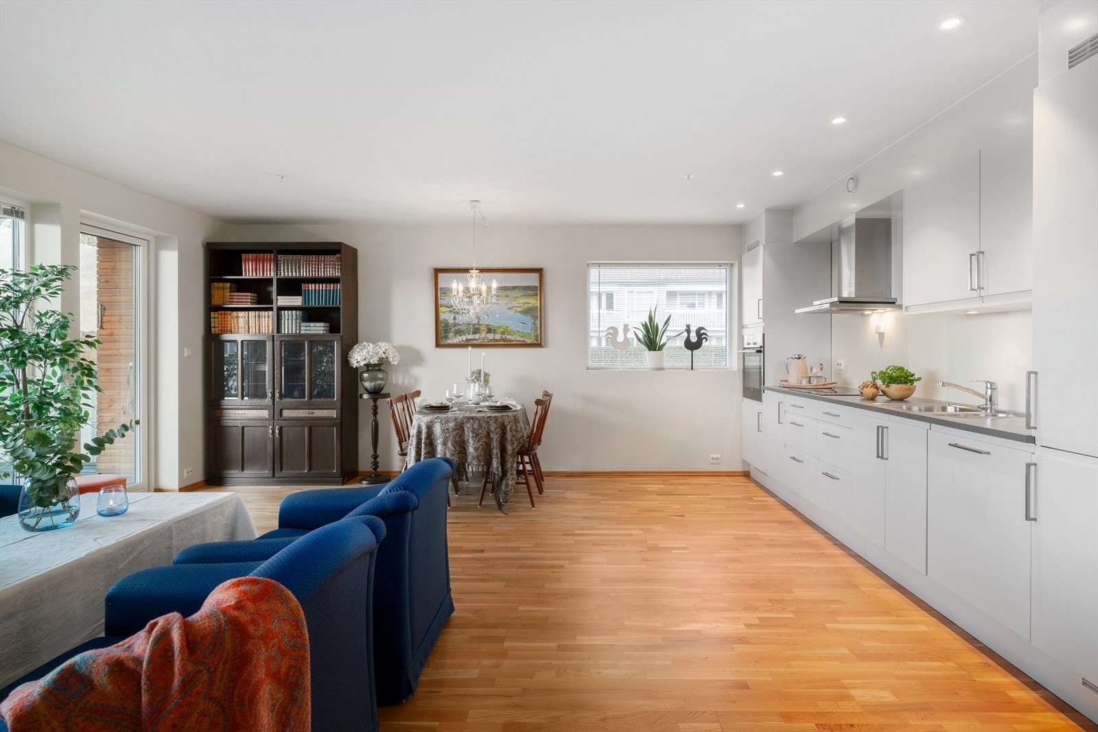 Det gir godt lysinnslipp til rommet med vindu oppover, i tillegg til de store vinduene i front. Galleribilde