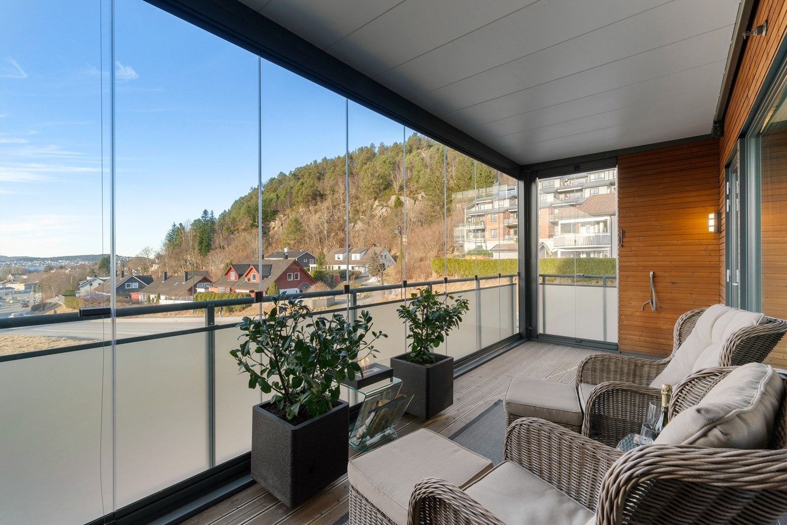 Også på balkongen har man glede av at leiligheten ligger på enden. Galleribilde