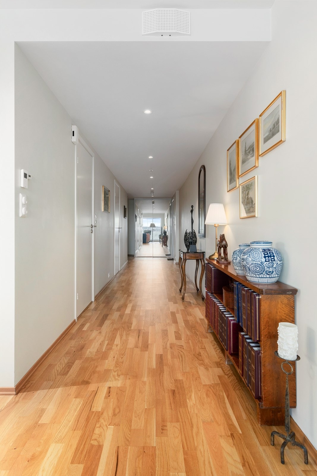 Gangen fører videre inn til stue og kjøkken. Galleribilde