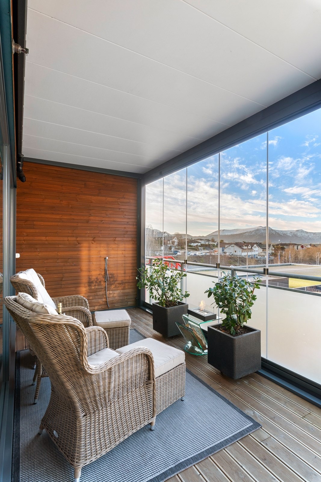 Det er lagt royalimpregnert dekke. Innglassingen kan åpnes helt opp, slik at man kan bruke balkongen som en vanlig balkong når man måtte ønske. Galleribilde