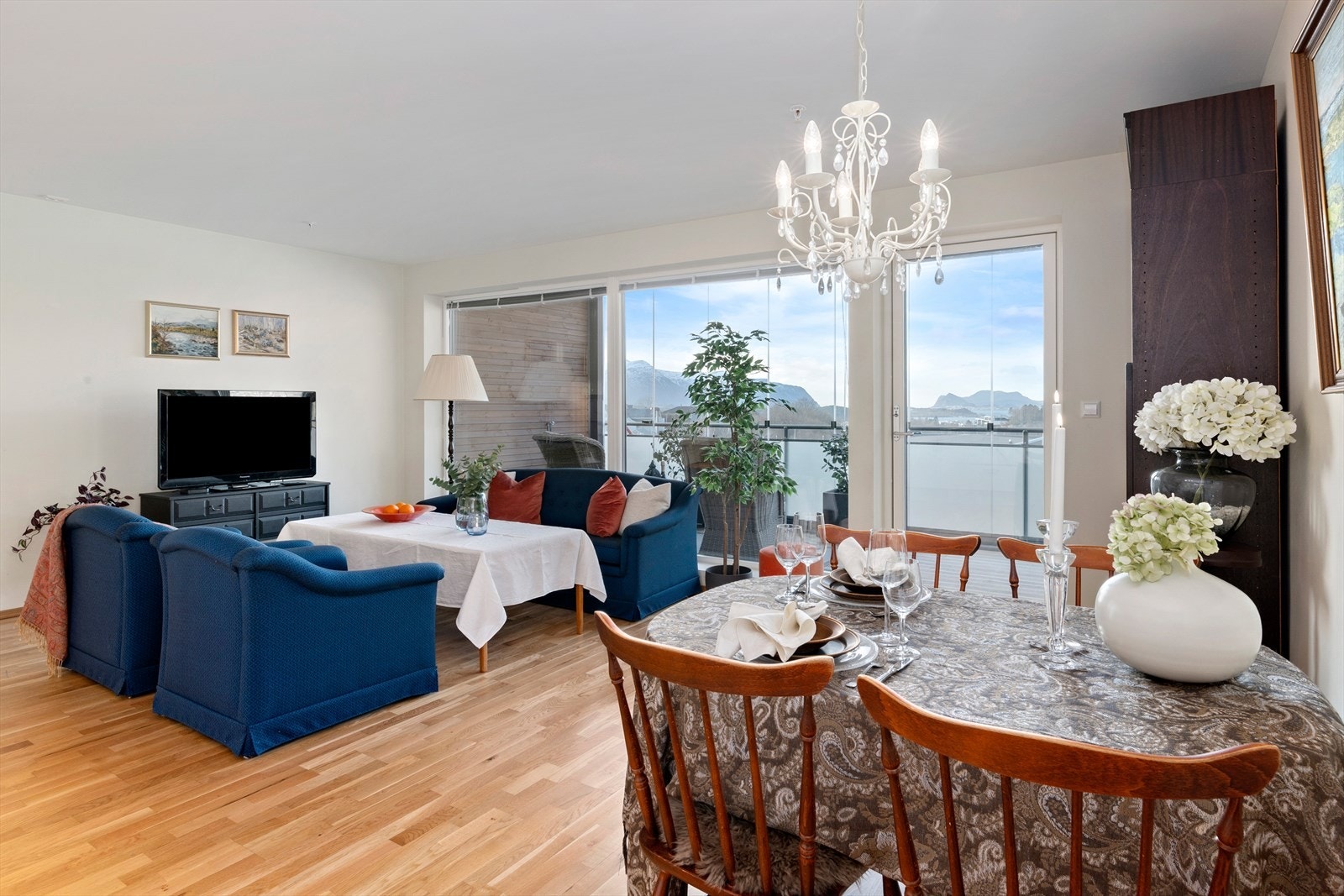 Utsikten mot vest er vakker og den endres i takt med årstidene. Galleribilde