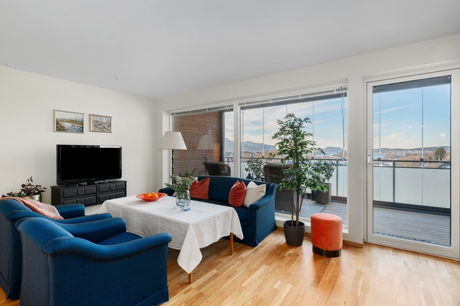 Stuen er romslig og har god plass til møblering. Her er god plass til både sofagruppe og spisestue. Galleribilde