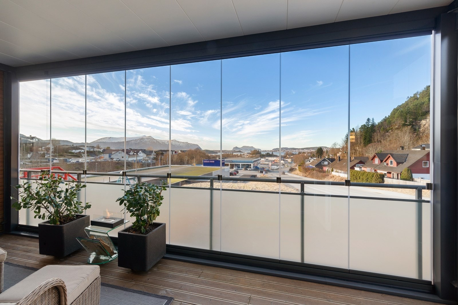 Balkongen er nylig innglasset - noe som gjør at den kan brukes året rundt. Det blir som et ekstra rom til leiligheten. Galleribilde