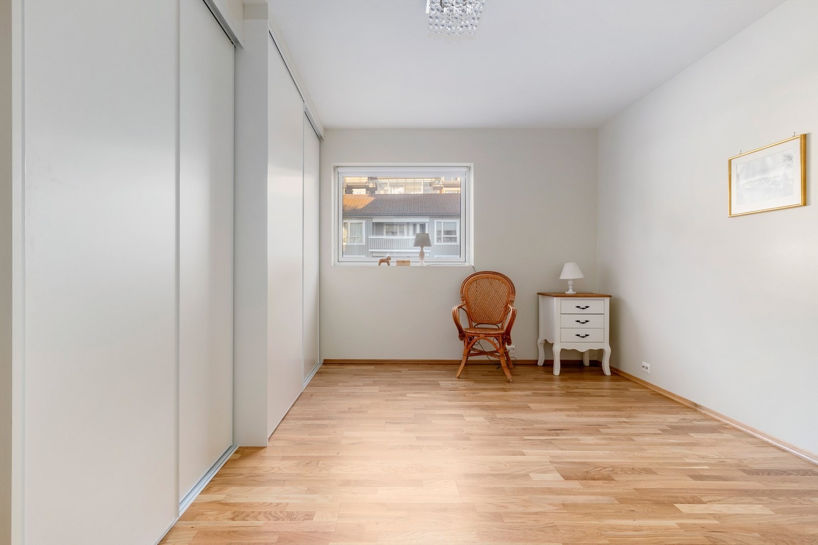 Hovedsoverommet er romslig og har god plass til både dobbeltseng, nattbord og kommoder om en skulle ønske det. Galleribilde