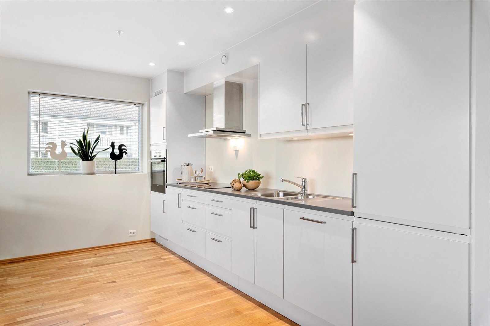 Vask i rustfritt stål med krane i krom. Galleribilde