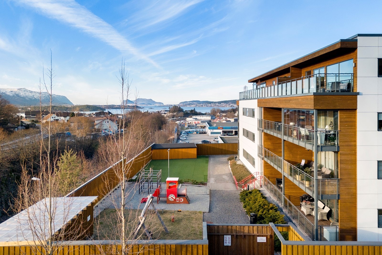 Leiligheten ligger fint til med sentral beliggenhet. Det er både dagligvare, apotek, frisør og treningssenter i gangavstand fra leiligheten. Galleribilde