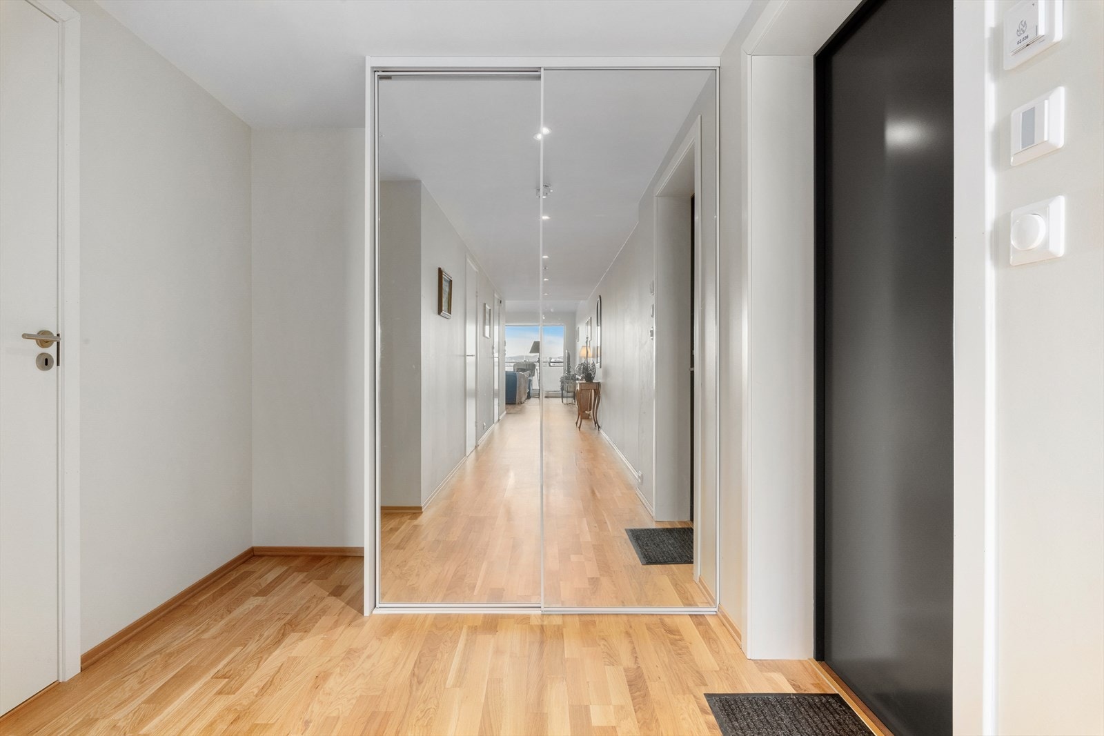 Entréen er romslig og har god plass til å henge fra seg yttertøyet. Romslig skyvedørsgarderobe med speildører. Galleribilde
