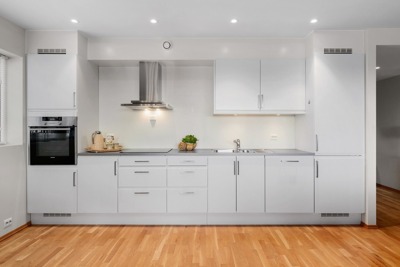 Et pent og praktisk kjøkken med det en måtte trenge. Galleribilde