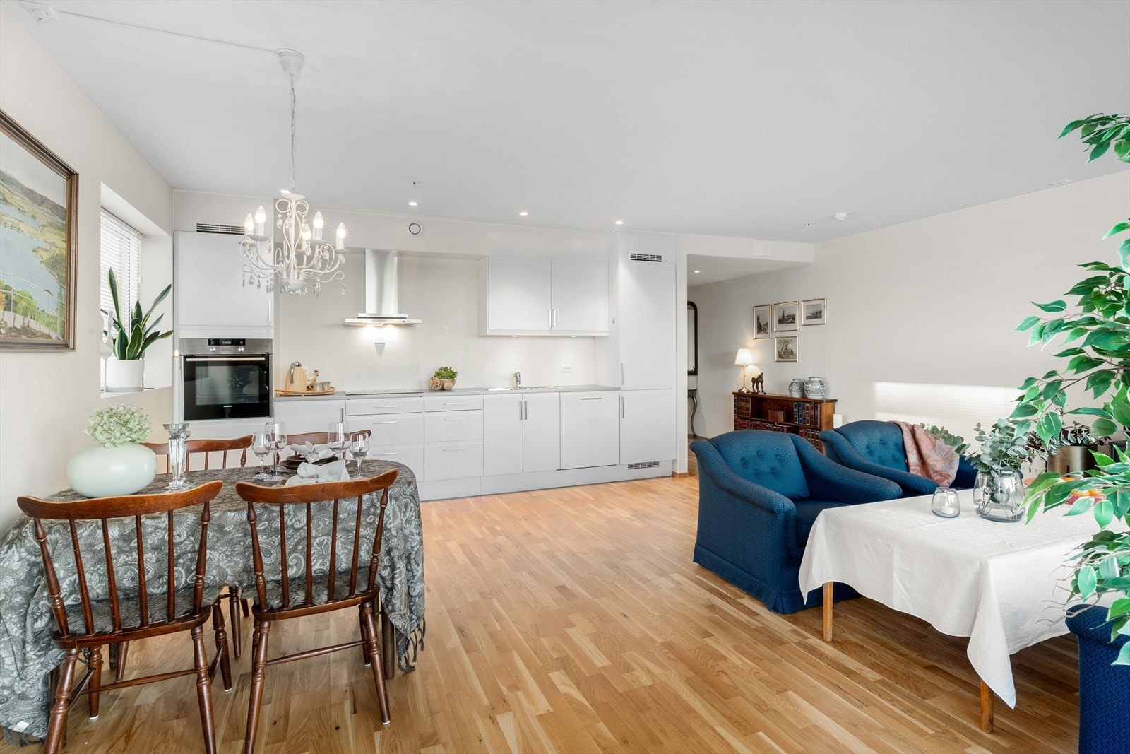 Pent kjøkken fra HTH med integrerte hvitevarer som ovn, platetopp, kombiskap og oppvaskmaskin. Galleribilde