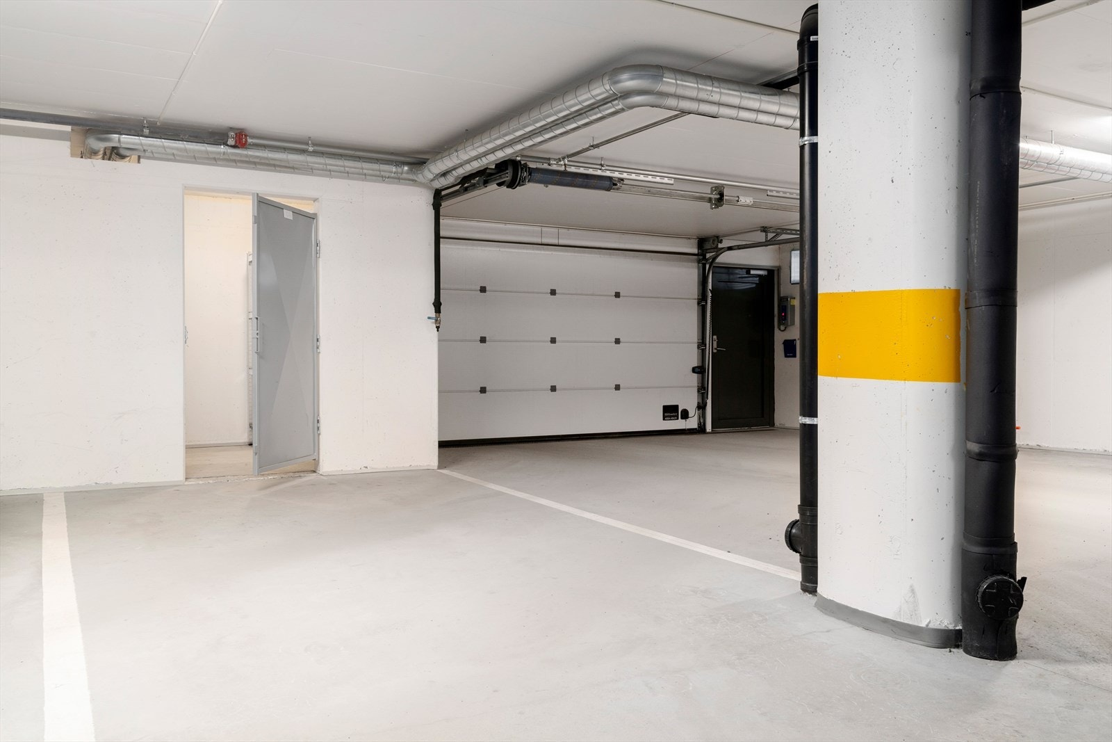 Denne parkeringsplassen med tilhørende bod tilhører leiligheten. Galleribilde