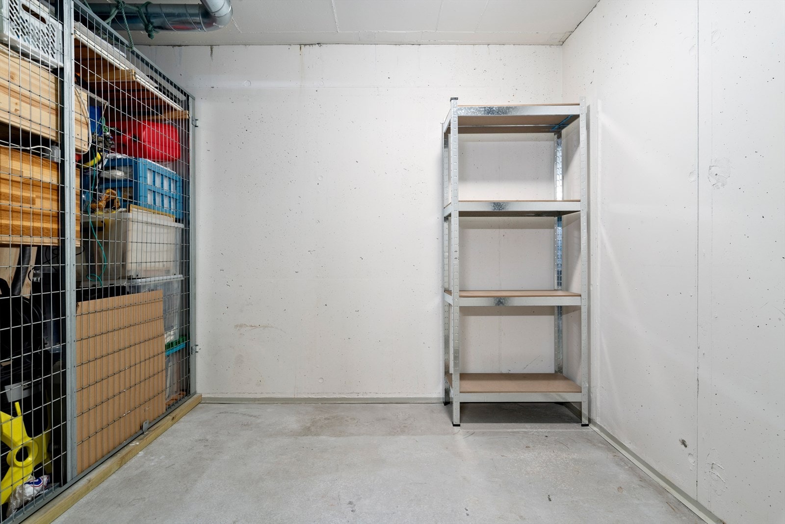 Bod med god plass til oppbevaring. God plass til hyller og det en måtte ønske. Galleribilde