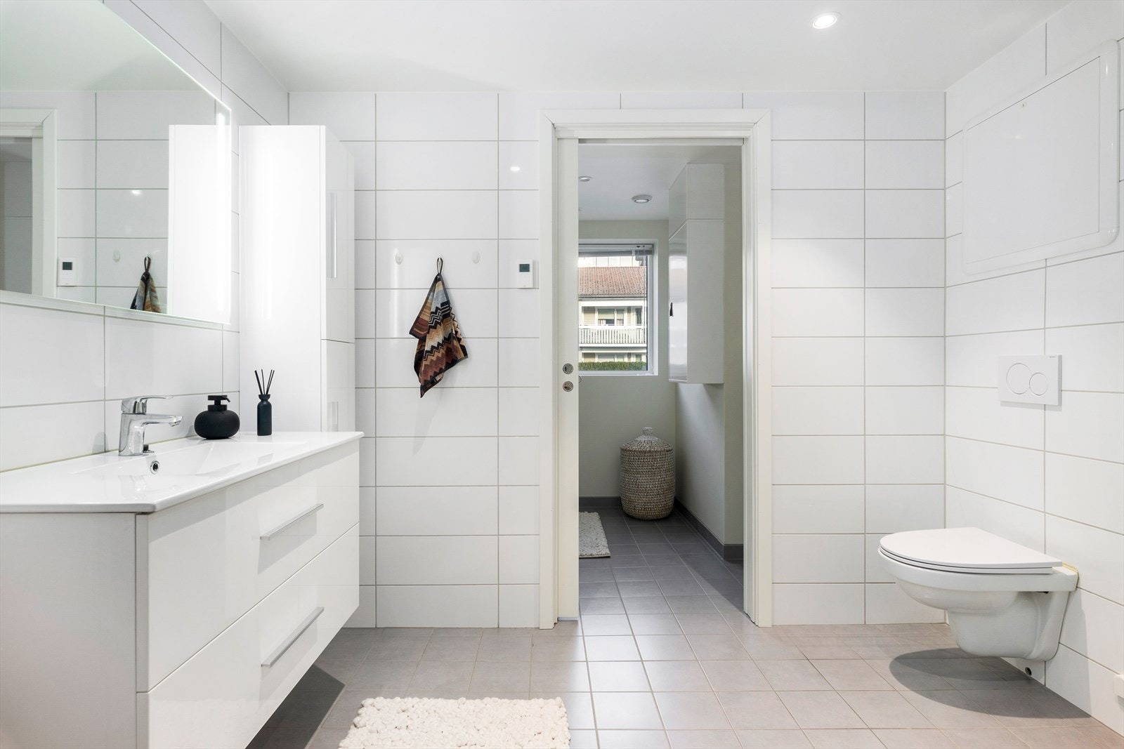 Og det er vegghengt toalett. Fra badet er det inngang til vaskerommet. Galleribilde