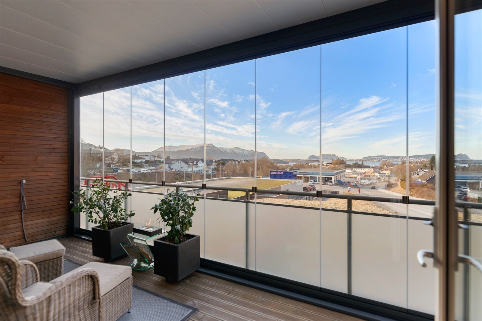 Fin utsikt mot nærområdet, fjord og fjell. Solen får man på tidlig ettermiddag og har til langt på kveld på sommerstid. Galleribilde