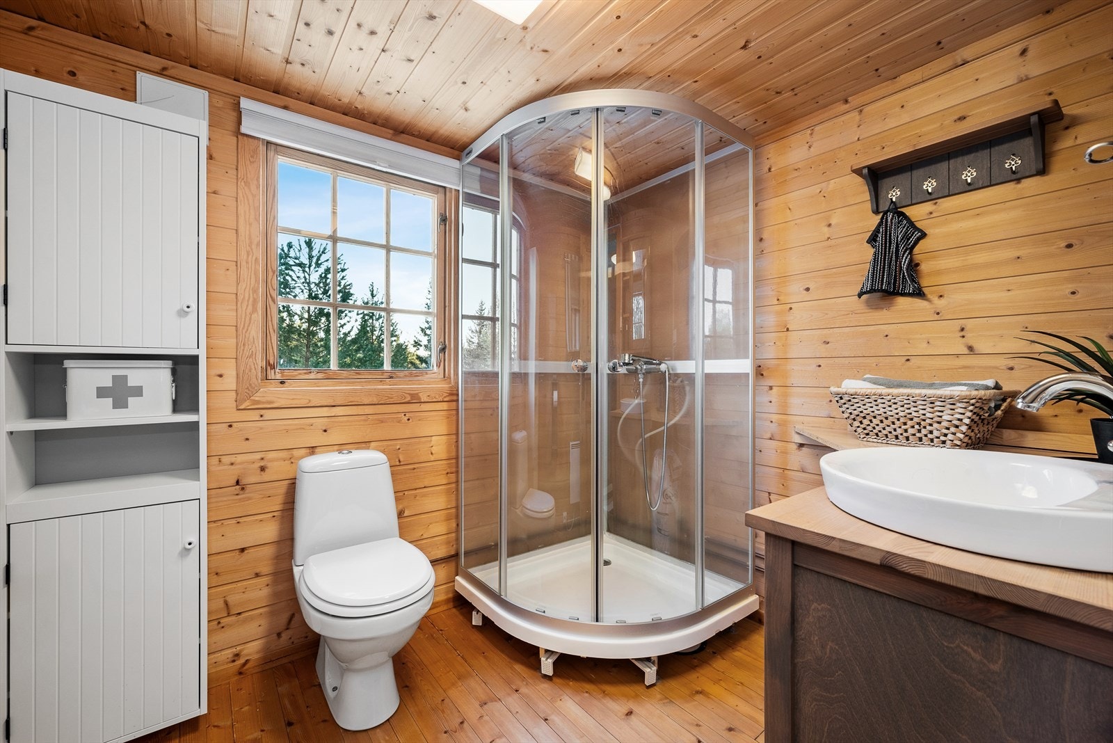 Badet har både toalett og dusjkabinett. Galleribilde