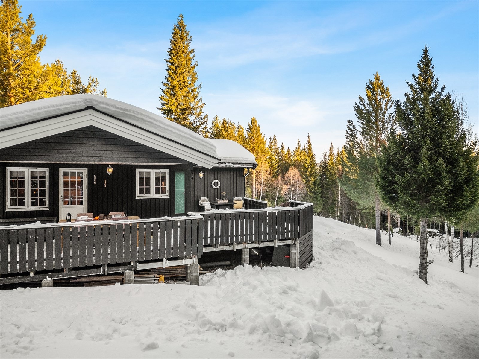 Det er gode forhold for aking og skihopping like utenfor terrassen! Galleribilde