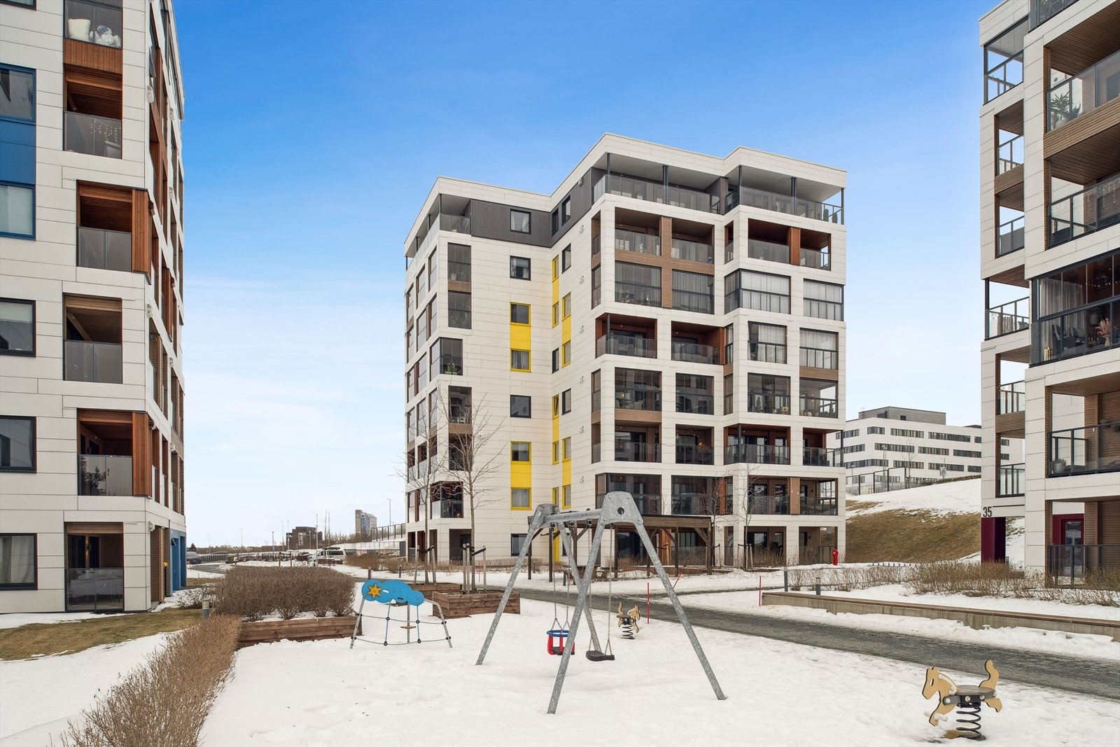 Felles sameietomt pent opparbeidet og utlagt med plen, hekker og lekeområder. Gruslagte internveier. Galleribilde