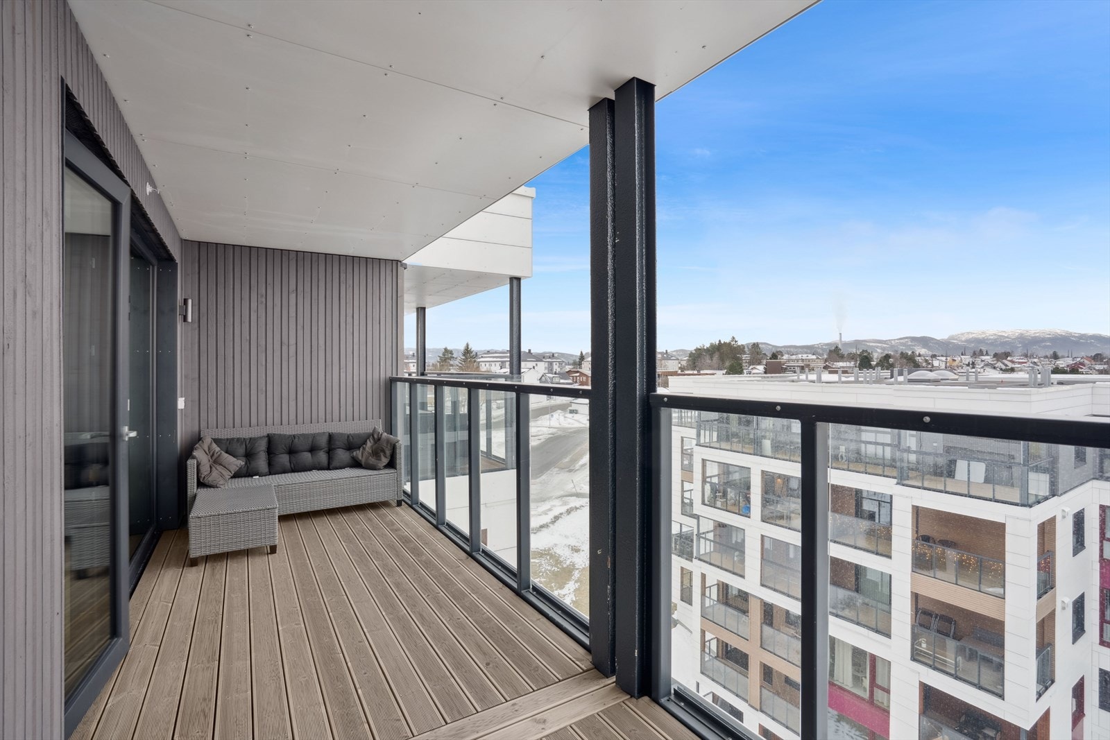 Balkong med god plass til egen møblering, perfekt lerret for å skape din egen uteoase. Galleribilde