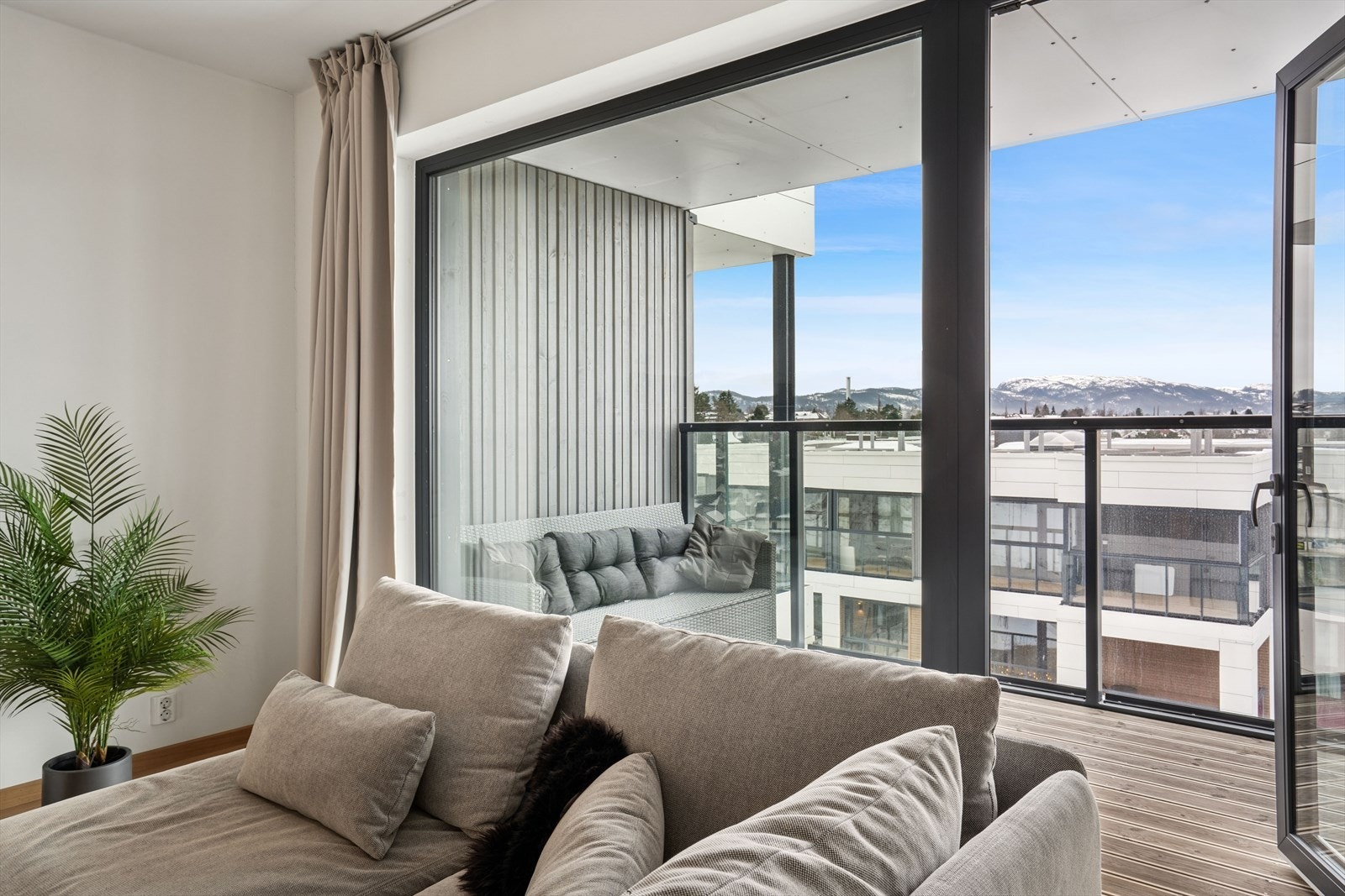 Fra stuen har du også direkte utgang til en romslig balkong på ca. 15 m². Galleribilde