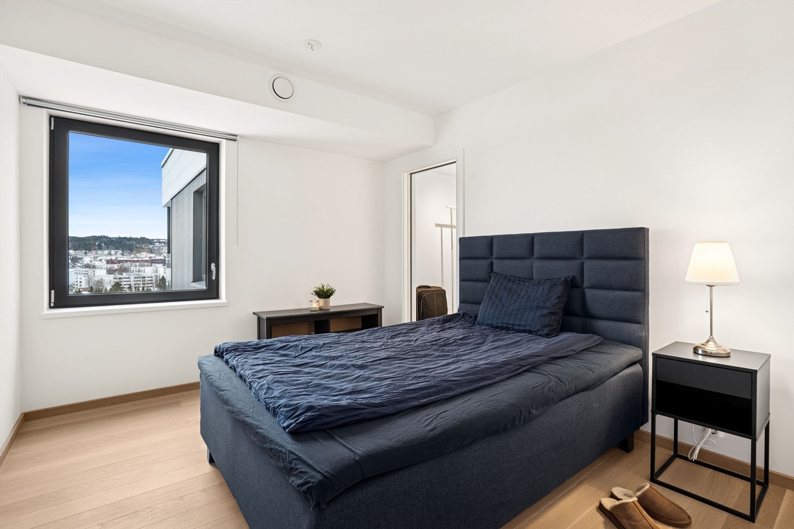 Hovedsoverom (10,9 m²) med god plass til dobbeltseng og nattbord. Galleribilde