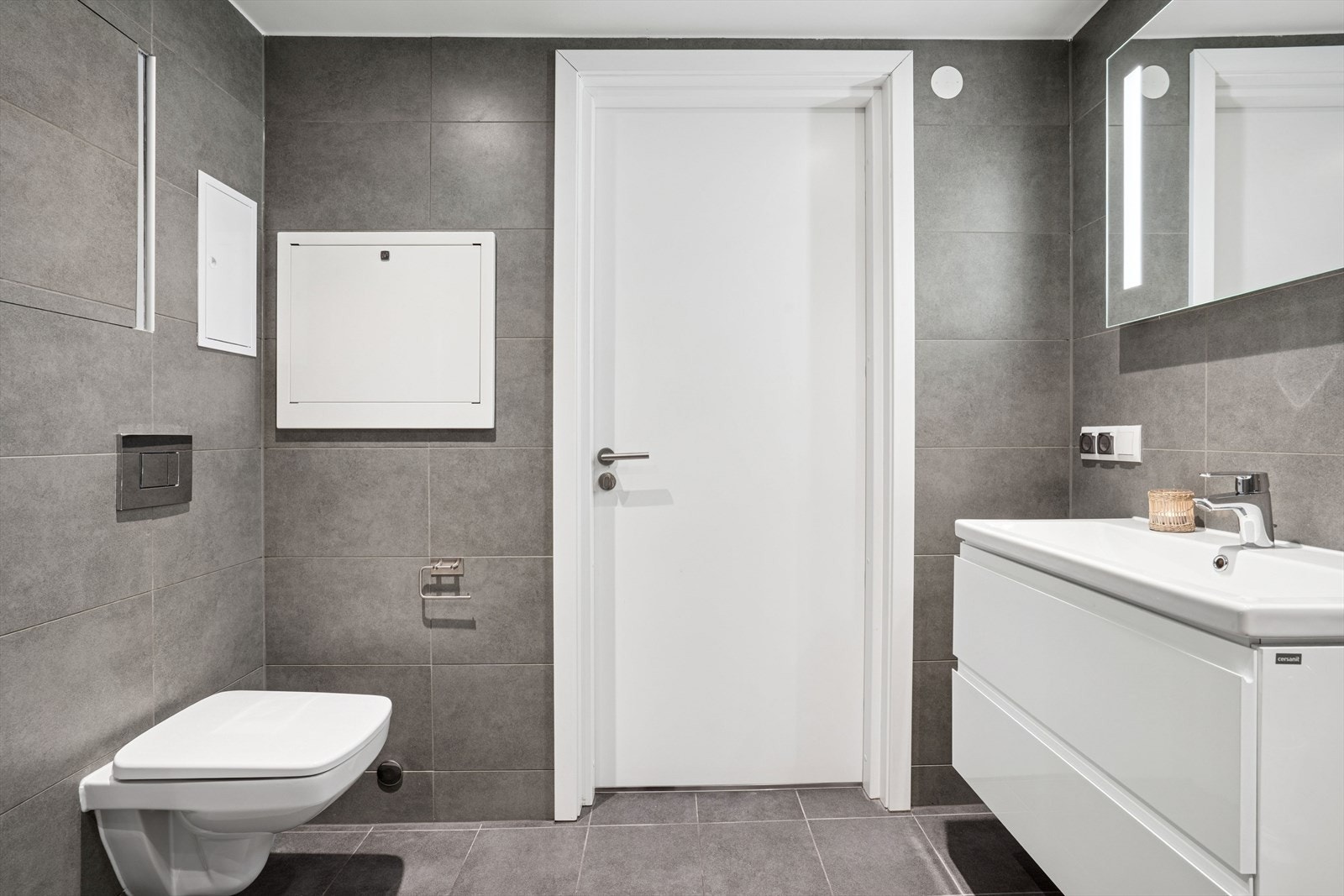 Løsninger som både gir badet et stilrent preg og utnytter plassen effektivt. Galleribilde