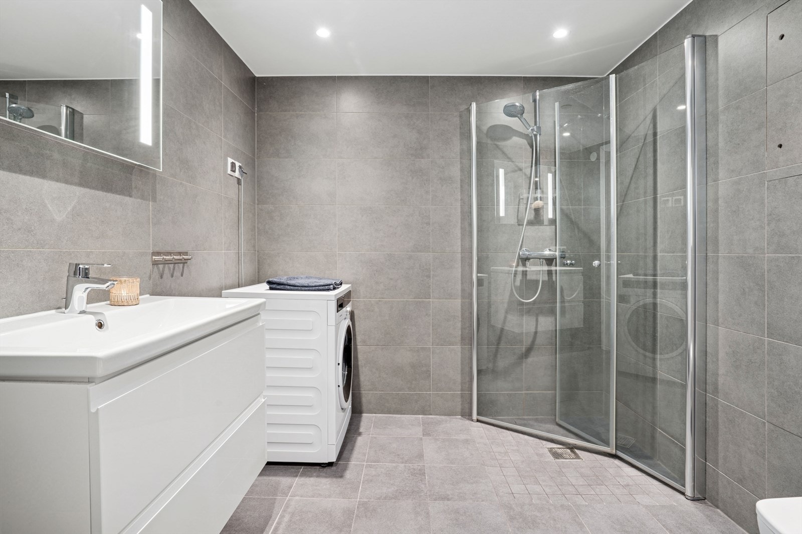 Badet fremstår som et innbydende rom med fliser på både gulv og vegger som gir en ren og moderne helhetsfølelse. Galleribilde