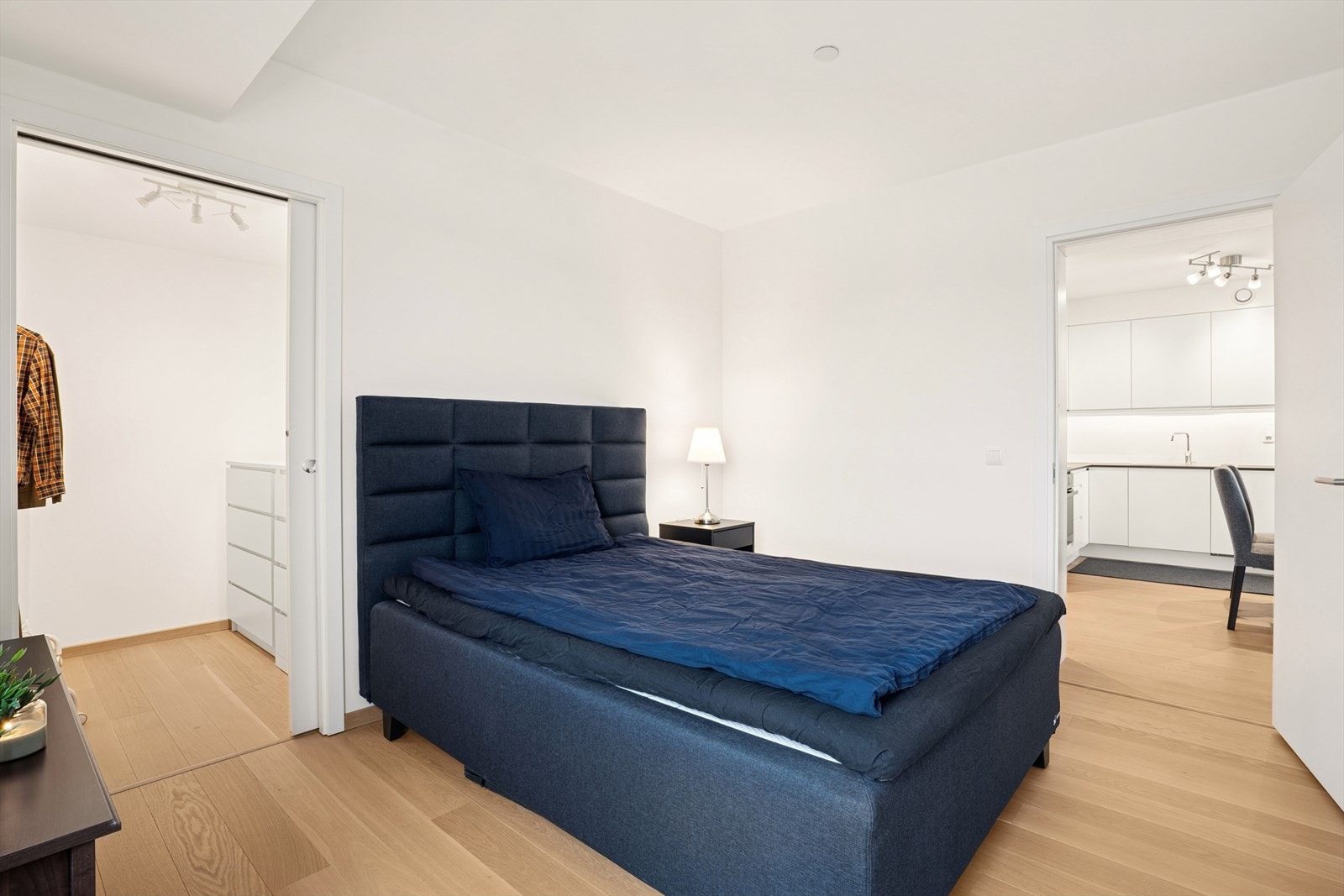 Fra soverommet med direkte inngang til en praktisk garderobe på 3,2 m². Et rom med svært god oppbevaringsplass for klær, sko og tilbehør. Galleribilde