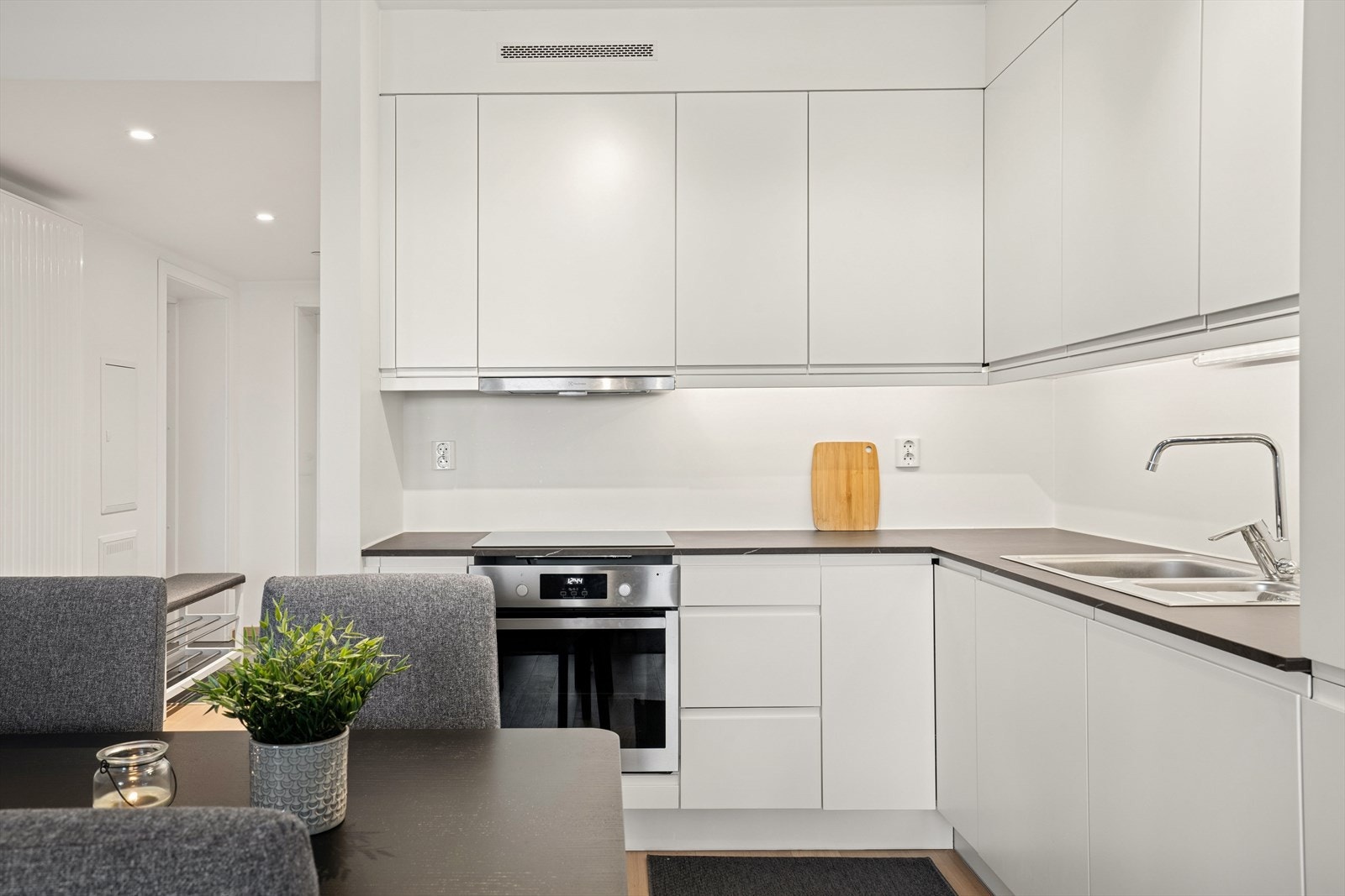 Kjøkkenet er innredet med folierte skrog, slette fronter og en solid laminert benkeplate som gir et moderne og tidløst uttrykk. Galleribilde