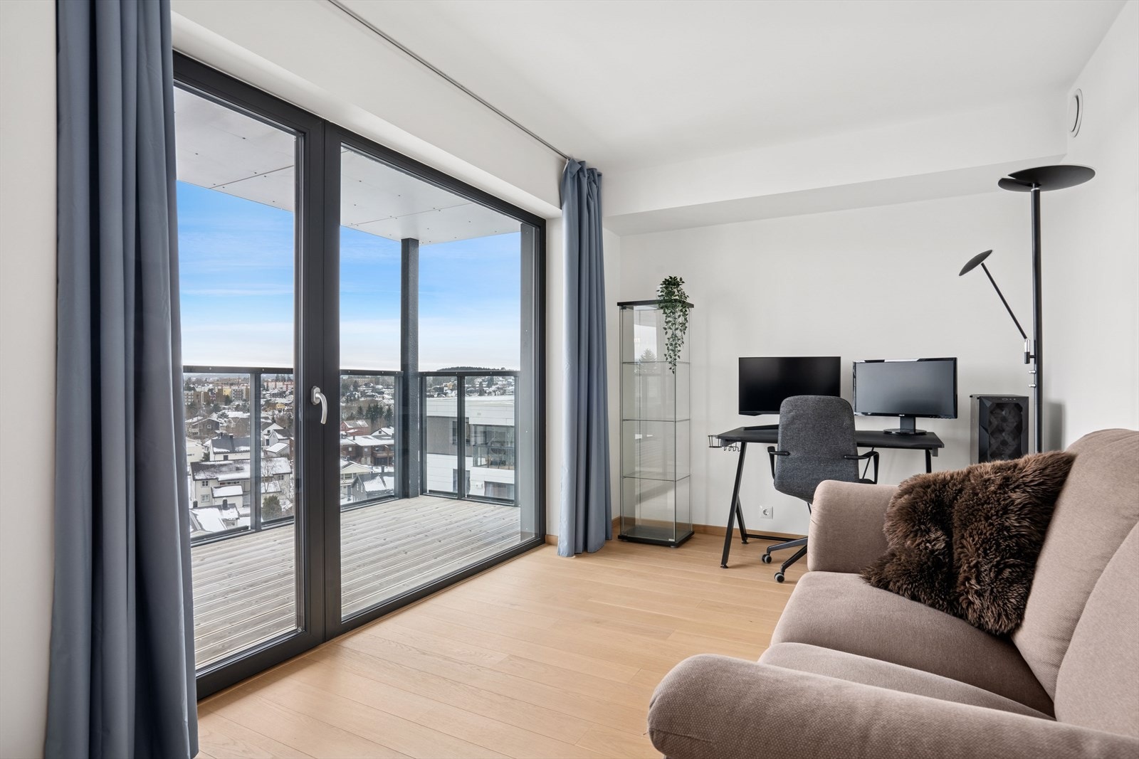 Leiligheten har en smart og moderne planløsning som gjør det enkelt å innrede, og den lyse fargepaletten gir en helhetlig og elegant ramme i leiligheten. Galleribilde