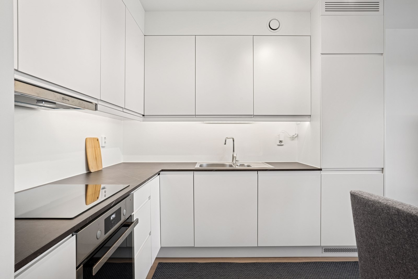 Rikelig med skap- og benkeplass. Galleribilde